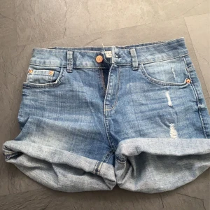 Blåa shorts - Säljer dessa blåa jeans shorts som är vintage 💗 storlek 34 men passar 36!!