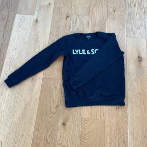 Lyle and scott tröja - 8/10 Skick använd 2 gånger bara.
