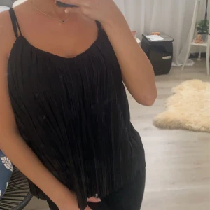 Svart topp  - Säljer denna super fina plisserad toppen 💗 den är i storlek S men passar xs!!!