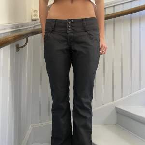 Så häftiga jeans som är lowwaist och bootcut💗 köp sker i Dm på insta eller här på Plick! Tveka inte att skriva till oss om ni har frågor💘