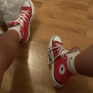 Röda converse  - Snygga, knappt använda något alls. 