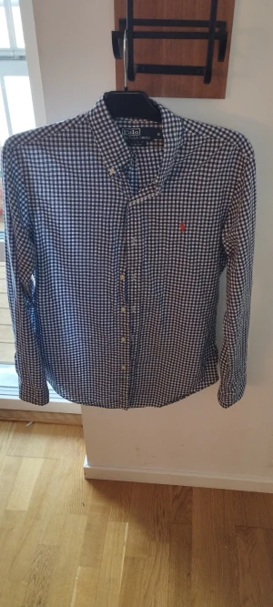 Ralph Lauren skjorta (M) - Fint skick, knappt använd. Vid enstaka tillfälle.