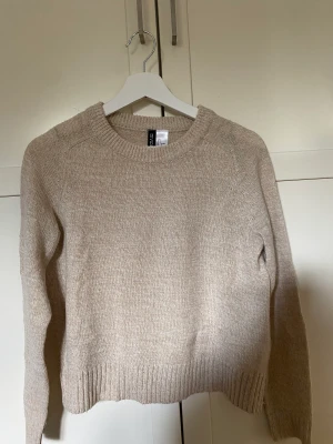 Stickad tröja - Knappt använd, fin stickad tröja från H&M! Tunt stickad & rätt liten i storleken!