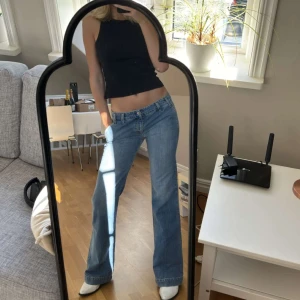Lågmidjade jeans - Lågmidjade jeans från Ba&sh, storlek 30/34 men är mer som 28/34. Jag är 176cm lång