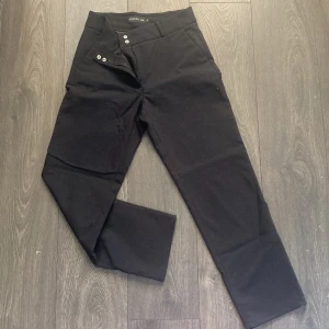 Kostymbyxor hög midja  - Högmidjade kostymbyxor från stockh*lm, MQ. Endast provade.   OBS! Bilder på kan ej tas då de är för små för mig.