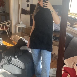 Stickad väst H&M - Stickad väst från H&M strl XS, passar även S.