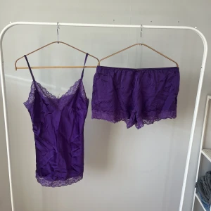 intimissimi pyjamas  - Storlek M i shorts och linnet men passar S/36. Använt en gång. Jätte mysigt och skönt material💗