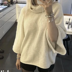 Zara trekvarts stickad tröja  - Lånad bild! säljer denna fina tröja som är i ny skick har använt en gång. Skriv för egna bilder🤎🍁🍂