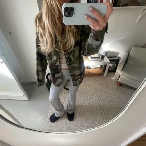 Jacka - Säljer denna militär mönstrade jacka som är perfekt till hösten!💗