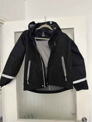 Regn jacka barn - Fin regn jacka stl 140 använd ca 2 gnger fint skick katt finns i hemmet 