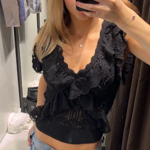 Zara topp - Säljer denna zara topp i nyskick på grund av att den inte kommer till användning! Aldrig använd, endast testad! Nypris 329kr 💖