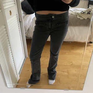 Lågmidjade bootcut Jeans - Säljer mina as snygga jeans från Pull&Bear som jag köpte i augusti men fick hem i fel storlek. Helt slutsålda, använda en gång 