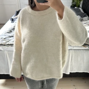 Stickad tröja💕💕 - Super snygg stickad tröja från H&M i mohairblandning, stl S!! Köp nu vid snabb affär💕