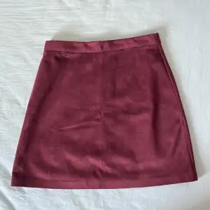 Vinröd kjol från Primark! Aldrig använd, jättefint skick💕 storlek 36