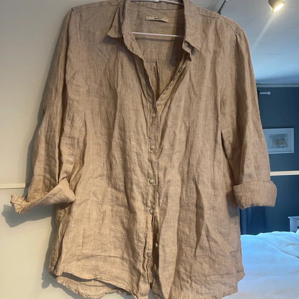 Jättefin beige linneskjorta från Gina Tricot, säljer då den inte kommit till användning, bra skick.  Pris kan diskuteras <3 Köparen står för frakt. Skjortor.