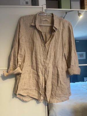 Linneskjorta - Jättefin beige linneskjorta från Gina Tricot, säljer då den inte kommit till användning, bra skick.  Pris kan diskuteras <3 Köparen står för frakt