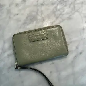 Säljer min äkta Marc by Marc Jacobs plånbok då den tyvärr inte kommer till användning :) Fick i gåva och inköpt 2015. Inget kvitto eller dylikt kvar tyvärr och finner den inte på hemsidan. 