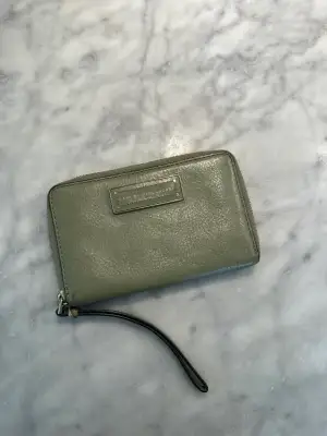 Säljer min äkta Marc by Marc Jacobs plånbok då den tyvärr inte kommer till användning :) Fick i gåva och inköpt 2015. Inget kvitto eller dylikt kvar tyvärr och finner den inte på hemsidan. 