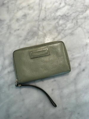 Marc by Marc Jacobs plånbok - Säljer min äkta Marc by Marc Jacobs plånbok då den tyvärr inte kommer till användning :) Fick i gåva och inköpt 2015. Inget kvitto eller dylikt kvar tyvärr och finner den inte på hemsidan. 