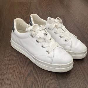  säljer nu mina jättefina vita Gant skor som inte kommer till användning. De är silvriga på hälen. Är lite smutsiga på sulan men det går förmodligen att ta bort om man tvättar dem. Skriv privat för fler bilder eller frågor nypris 1200