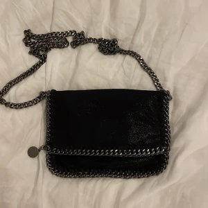 Stella mccartney  - Säljer min stella mccartney liknande väska då den inte kommer till användning💕Skriv för fler bilder💞PRIS KAN DISKUTERAS