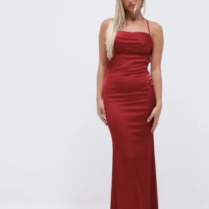 Klänning - Superfin röd maxiklänning helt ny och aldrig använd. Perfekt till fester och bal! Ordinare pris 1099kr. Köpare står för frakt. Pris kan diskuteras. Kontakta mig för egna bilder! 🤍