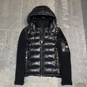 Moncler cardigan Wool Hodded - Säljer denna cardigan då den inte behövs samt att den är för stor. Storlek XL passar L fint också