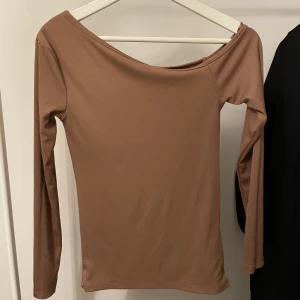 Off shoulder - Halvt off shoulder tröja.   