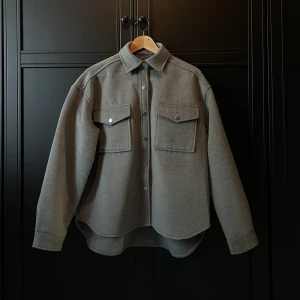 Grå jacka - Mysig grå skjortjacka från Gina Tricot  Storlek: 36  Pris: 350 kr ink frakt Material: 95% polyester 3% viskos 2% elastan  Skick: Inga anmärkningar 