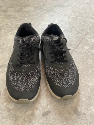 Nike air Max thea  - Svarta och vita Nike air Max thea som är använda ett par gånger, säljes pga liten storlek! 