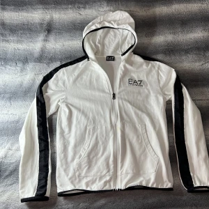 EA7 Hoodie - Sparsamt använd. Inga defekter. Köpt i Italien. Passar dig som pendlar mellan S och M