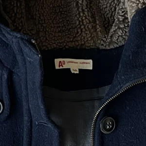 American Outfitters (AO) jacka - Superfin och oanvänd  jacka från märket american outfitters. Passar en flicka eller pojke med storlek 10 år