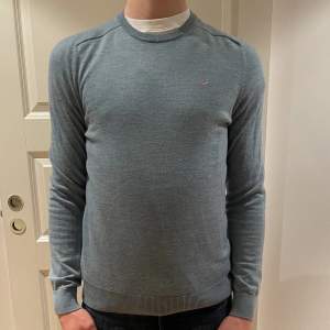 En jätte snygg tröja som vi säljer pga av att den blivit för liten. Modellen är 187 cm och har storlek L. 