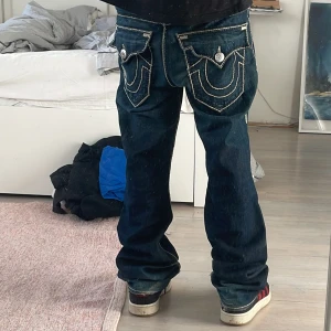 true religon jeans - Feta trueys säljer för behöver pengar. kom dm för fler bilder. sitter nice. nästan flawless förutom lite vid hälarna