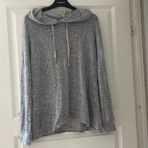 Myströja - En riktigt myströja med huva, riktigt skönt material i mycket gott skick 