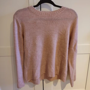 Stickad tröja  - Super fin stickad tröja från hm. Den är använd men fortfarande i fint skick ☺️💕 var inte rädd att fråga om fler bilder🫶🏼💓