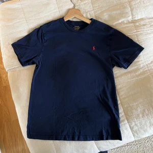 Polo Ralph Lauren t-shirt - Köpt på D.O för 700kr Skick 7/10