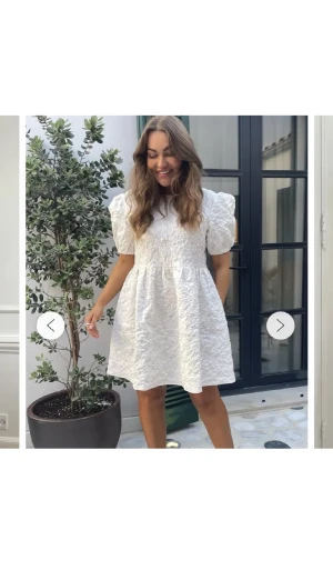 Studentklänning - Köpte denna här på plick, men passade tyvärr inte mig:(  Superfin klänning🩷 (Sista bilden är lånad av hon jag köpte den av) skriv om ni vill ha fler bilder🫶🏼