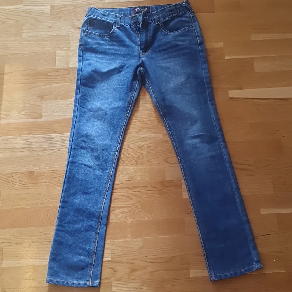 Guess straightleg jeans, helt oanvända då de är för stora för mig, står att det är storlek 16. Längden är 101cm och midjan är ca 80cm. Skulle nog säga att den skulle passa någon är en större medium 😊. Jeans & Byxor.