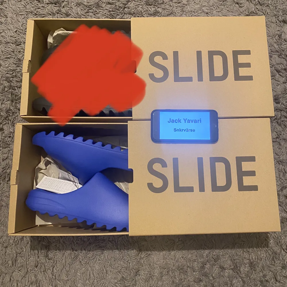 Säljer ett par helt nya Yeezy Slide Azure i storlek 44,5. Kvitto finns på att de är äkta✅De passar dig med storlek 42-44. Kan mötas upp i Karlstad eller fraktas på köparens bekostnad för 74kr genom PostNord✅. Skor.
