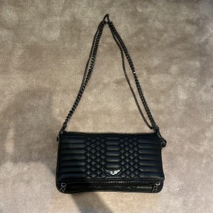 Zadig väska 2500 - Zadig väska. Köpt för 4000 om jag inte mins rätt. Säljer för 1500 kronor mindre. Inga skador 