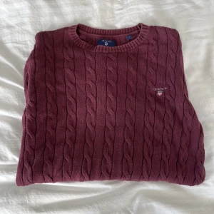 Gant Stickad Tröja - Röd stickad tröja från Gant. Kopt på second hand.