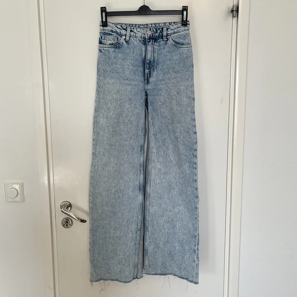 Snygga jeans från Monki i modellen Yoko, i storlek 24. Dom är klippta och passar mig som är 158 cm lång, väl använda 🩵 . Jeans & Byxor.
