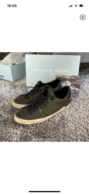 Phillipe Model skor - Tja! Säljer nu dessa asfeta skor från Phillipe Model. Storlek: 42. Skick: 6/10, har lite defekter. Nypris: 3000kr. Kontakta mig för fler bilder och info!