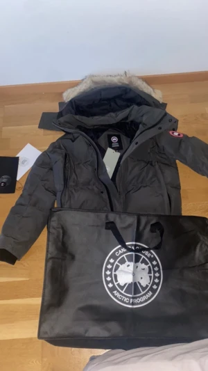 Canadagoose jacka - Säljer min canadagoose jacka i storlek xs den är 5 dagar gammal och säljer för den inte passar mig den är i helt perfekt skicka och absolut inget är fel med den pris kan diskuteras vid snabb affär och kom privat om du vill ha mer bilder någonstans på den👍