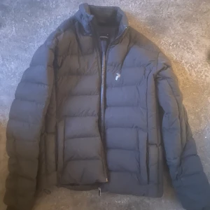 Peak performance jacka - Riktigt snygg peak jacka som jag fick i julklapp förra året. Jackan är i gott skick och sparsamt använd. Jackan är riktigt varm och bekväm för vintern. Nypris ca 3000kr men säljer för 1000kr, skriv för prisförslag!