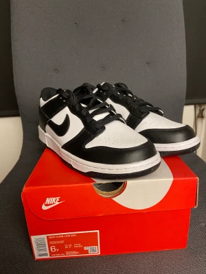 Dunk Low Black White - Helt Nya! Storlek 38.5