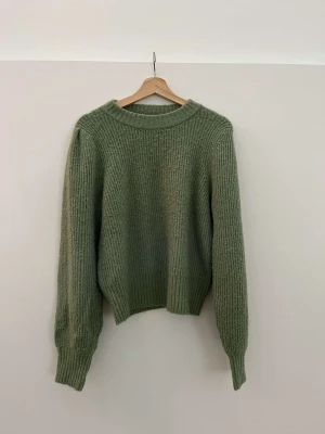Monki stickad tröja  - Monki tröja i fräsch grön färg och i nyskick då den är oanvänd. Nypris ligger runt 399kr. Hör av er vid frågor! 