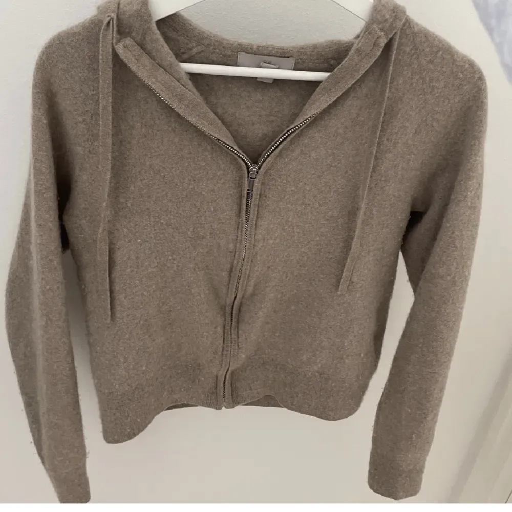 Zip hoodie i Kashmir blend från H&M!  Storlek S men passar mig som är en Xs. ❤️ Den är inte nopprig men lite ”luddig”.  Köp gärna genom köp nu!💕. Stickat.