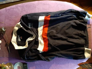 Only nyc tröja knappt använd säljes! ovanlig sällsynt - Völdigt fint skick betalade 1700 tror jag på shelta! Storlek large och jobbigt å sälja den